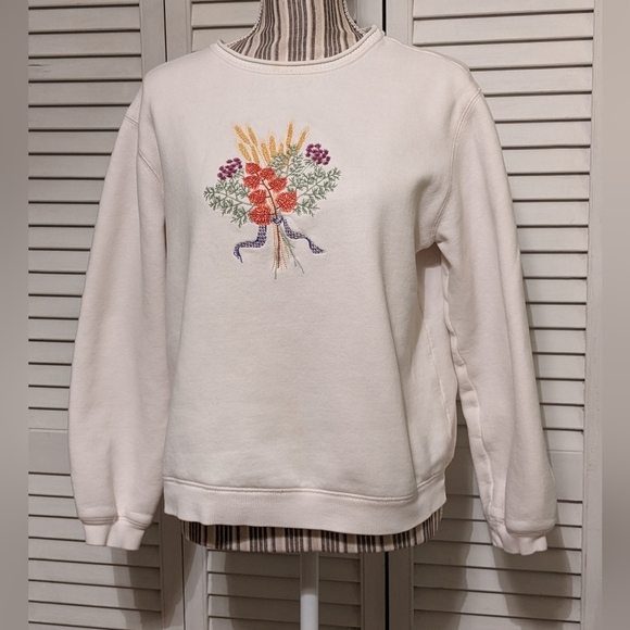 Classic Elements Sweaters - Classic Elements Vintage Grandmacore Floral Bouquet Sweatshirt Crew neck sz M